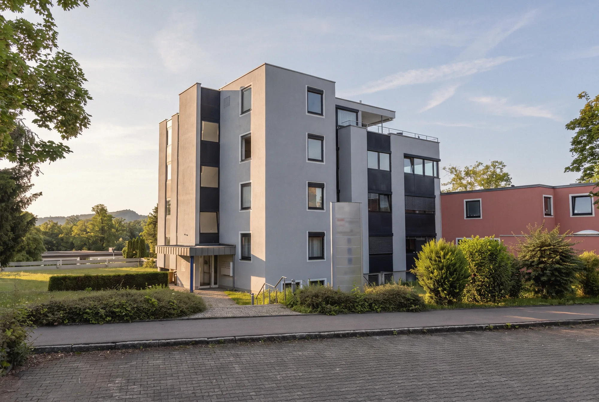 Kanzleigebäude am Hagenbacher Ring 127 mit Parkplätzen vor dem Haus