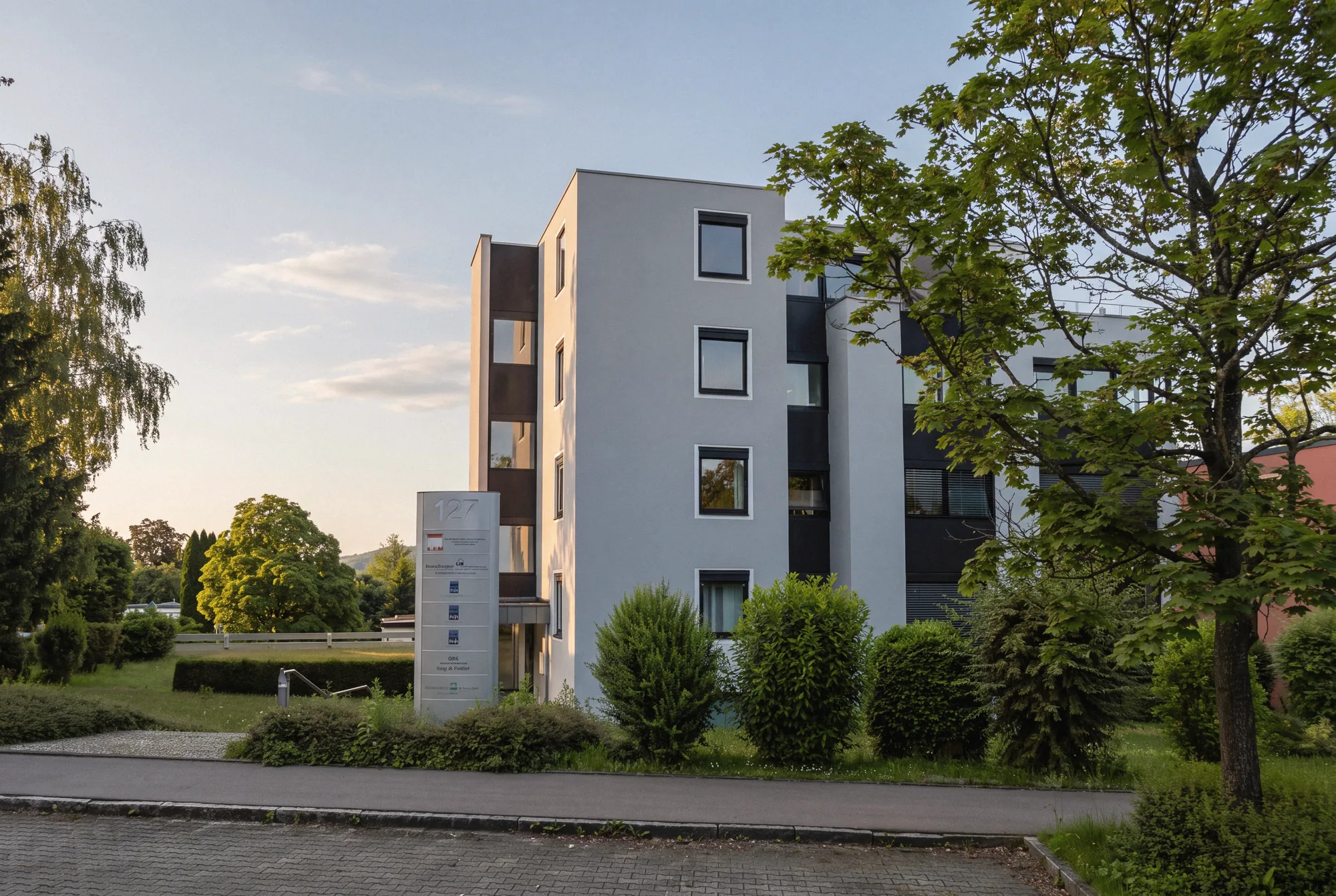 Kanzleigebäude am Hagenbacher Ring 127 in Schwäbisch Hall, Seitenansicht mit Eingang